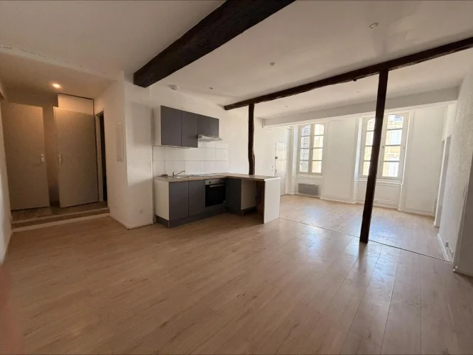 Bright T3 Apartment of 73 m² - Ideally Located Near Shops - 115,000 €