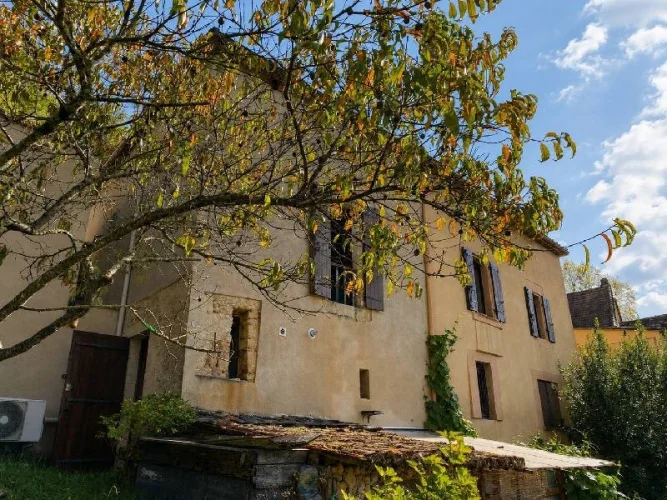 House This House Offers Spacious Rooms, an Open View, and a Pleasant Living Environment. The Renovations Already Complet…