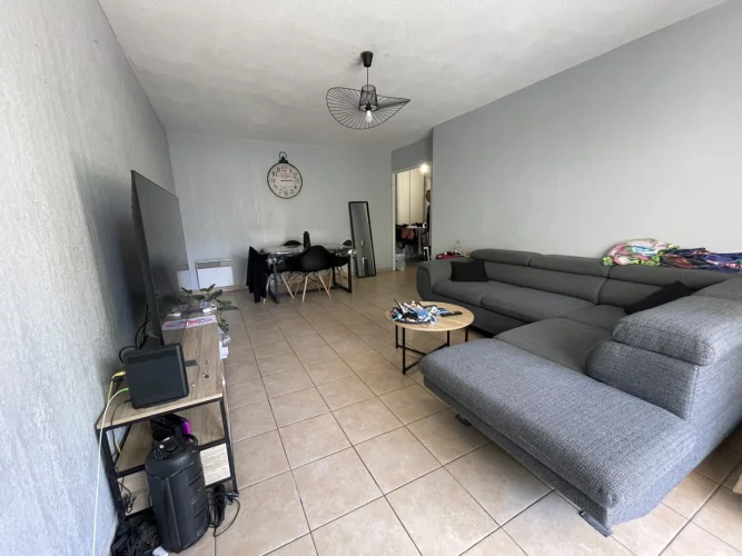 2 Bed Apartment for Sale in Marseille photo 3