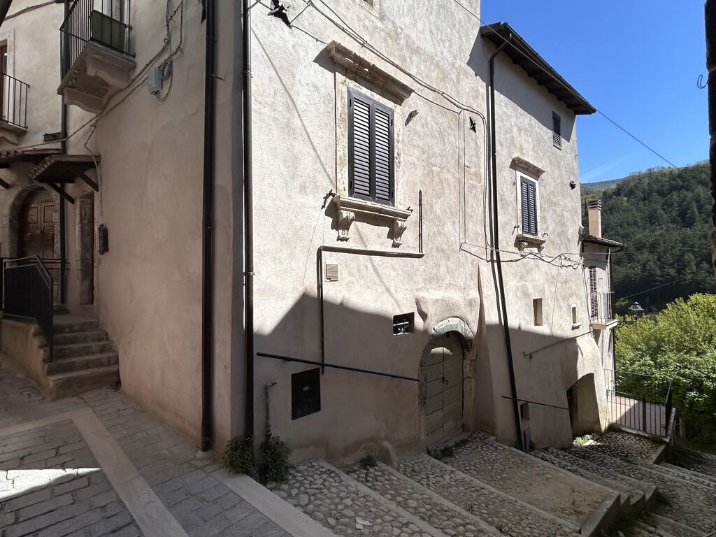 Property in Castel Di Ieri photo 2