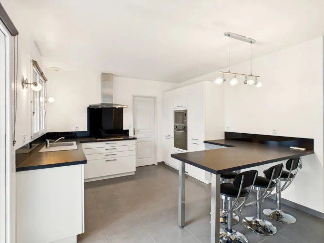 Stylish Modern Home with Panoramic Views photo 3