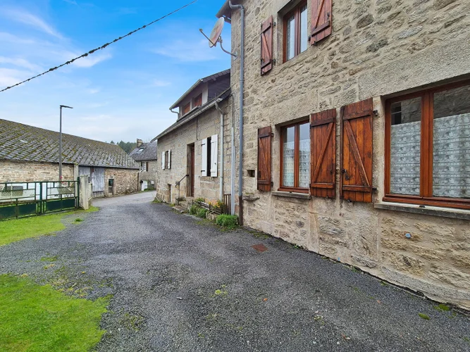 Correze. Pradines. Stone House of 4 Bedrooms with Separate Barn and a Garden of 107m² photo 3