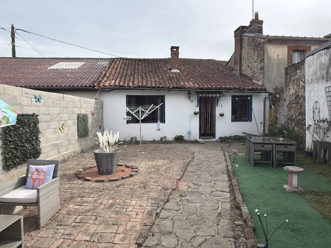Cosy Single-Storey 2 Bedroom House and a Delightful Garden