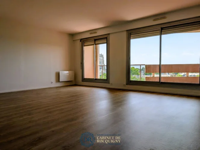 For Sale: Very Large Three-Room Apartment - Panoramic View of Orleans photo 3