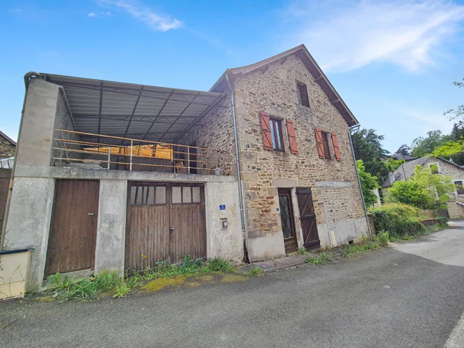 Correze. Le Lonzac. Stone House Partly Renovated with Large Covered Terrace and Garden of 232m² photo 2