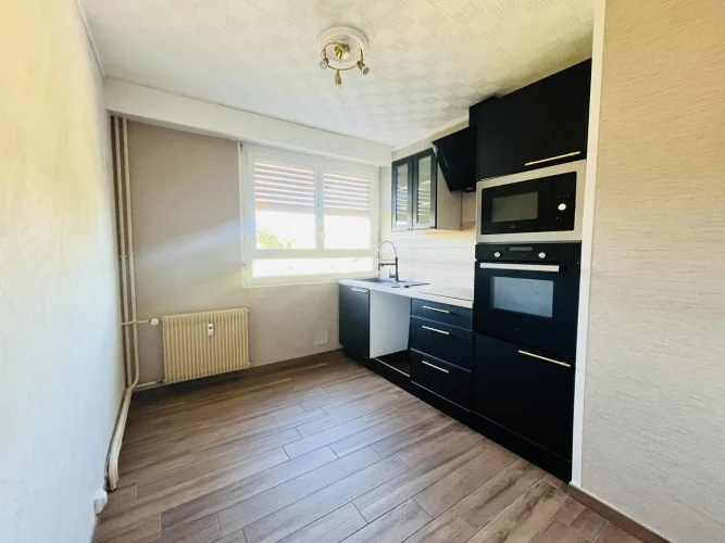 Beautiful 3-Bedroom Flat with Garage in Excellent Condition photo 2