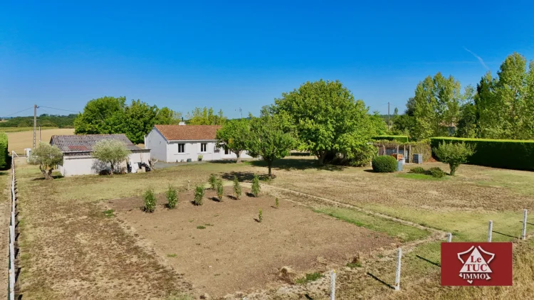 Single-Storey House with Double Garage and Outbuilding. photo 2