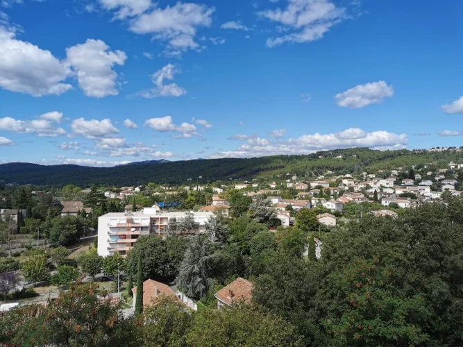 Aubenas - Bright T3 Apartment with Unobscured View