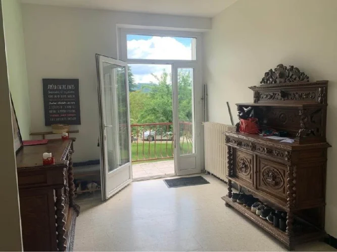 Discover this Spacious 1960s House with Great Potential, Located Near the Center of Le Bugue and the Vézère River, with … photo 4