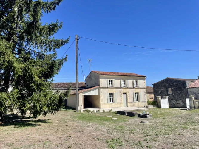 House with 2 Floors (R+1) T4 with Garden and Outbuilding photo 2