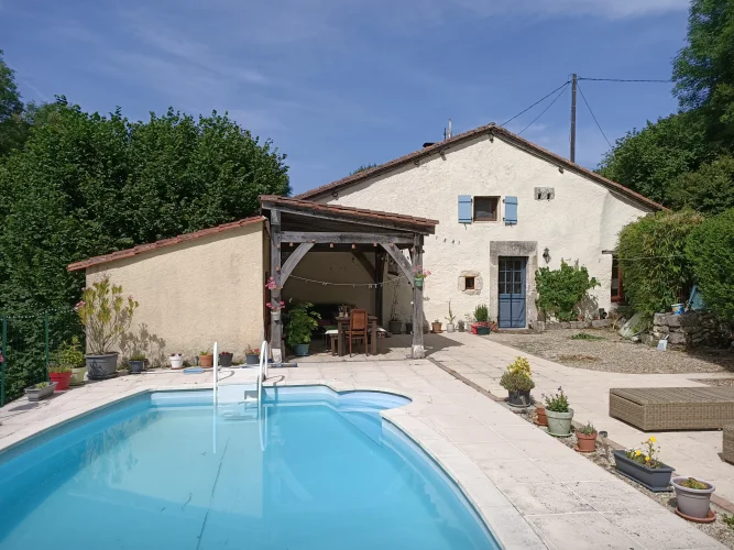 Cute 2-Bedroom Character Cottage with Pool