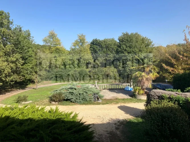Invest Building of 316 m² with 2 T3 and 2 T4, all Set in a Beautiful Garden of 3366 m². photo 2