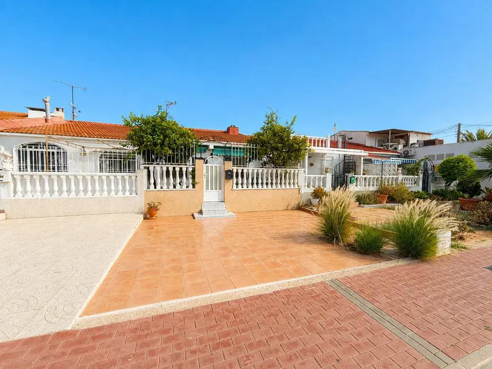 Bungalow in Torrevieja, Alicante province photo 2
