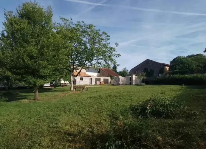 Charming 2-Bedroom House to Finish with Spacious Grounds in Brantôme