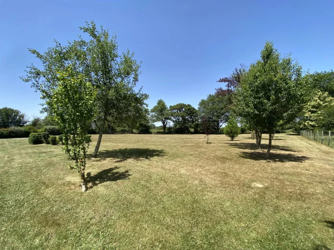 Charming Three Bedroom House with a Large Garden and Barn photo 2