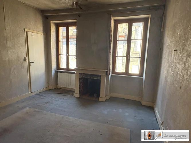 Mid-Terraced Village House with Strong Potential, a Garage, and an Enclosed Garden. photo 4