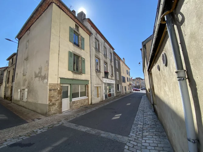 Lovely Townhouse in the Centre of Le Dorat, Walking Distance from the Shops photo 2