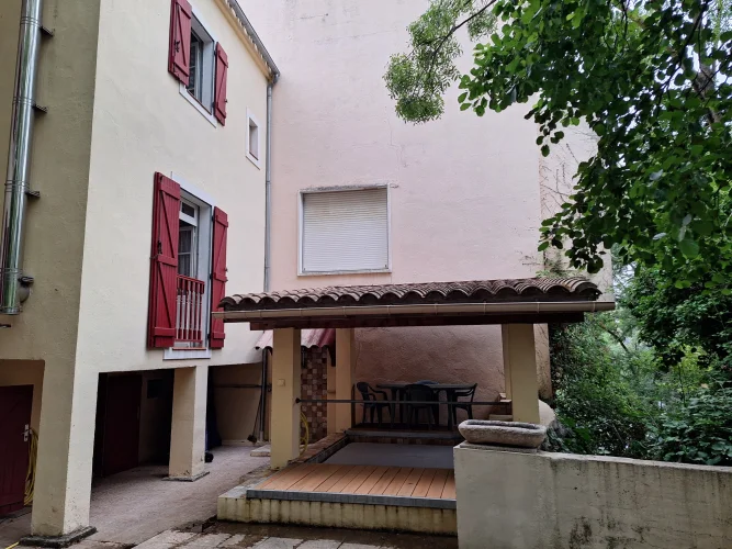 Riverside Townhouse with Courtyard, Spa and Cellars photo 2