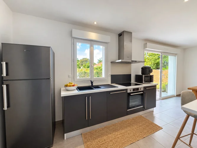 Recent Single-Storey House in Étaules photo 3