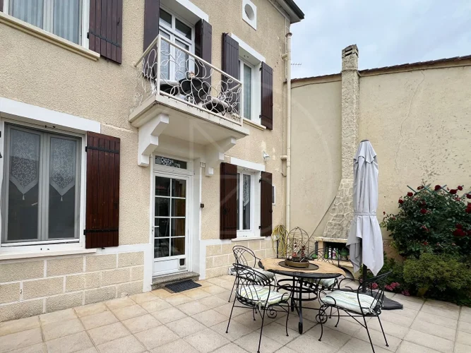 Spacious Townhouse in the Heart of the Village photo 2