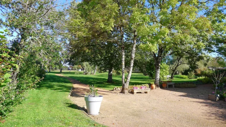 Beautiful Family Home Set in a Tree-Lined Park photo 4