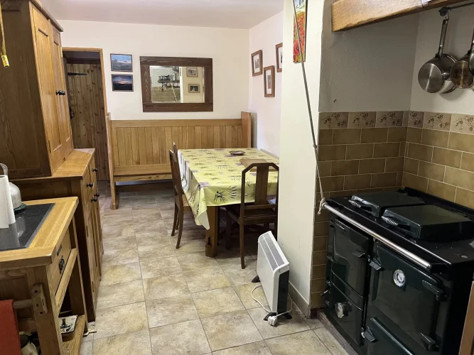 Traditional Cottage in the Heart of the Countryside with Barn and Land photo 3