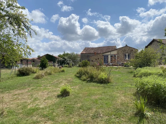 Pretty House on One Level with 3 Bedrooms, a Barn and a Garden photo 2