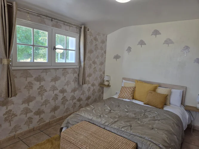 Spacious Four-Bedroom Country Home with Independent Guest Suite, Pool, Large Garage, Hangar and 1.3 Hectares photo 4