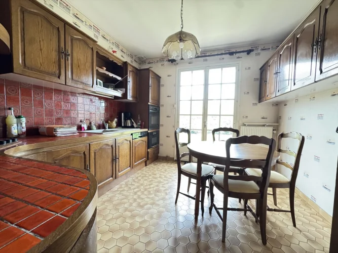 Single-Story Villa with Semi-Underground Basement photo 5