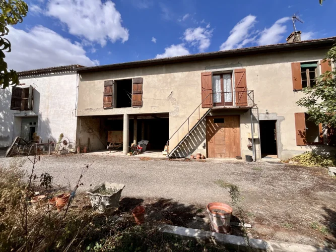 Razes: 6-Room House with Garages, Old Cellar and Garden photo 2