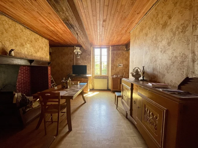 Old House, Three Bedrooms, Garage to Refresh photo 4