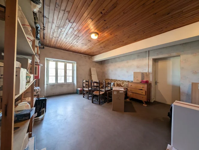 In a Pretty Village, Building for Rent with Operating Commer photo 5