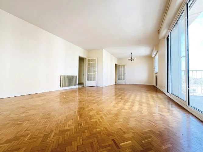 Beautiful 3-Bedroom Apartment in the City Centre