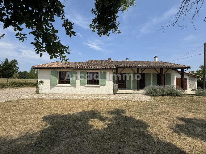 A Lovely Single-Storey House, 4 Bedrooms and an Enclosed Garden.