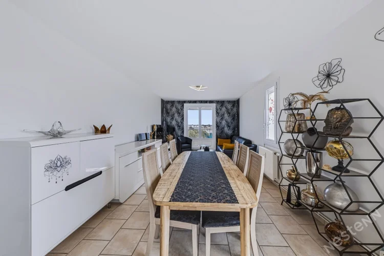 A Champforgeuil, Renovated 3-Room Apartment of 82 m² with Taste photo 3