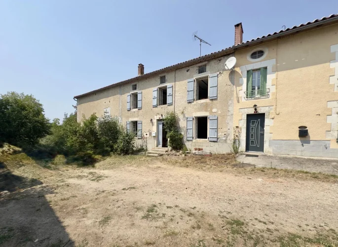 Charming 4 Bedroom with 4 Shower Rooms Country House in Manot