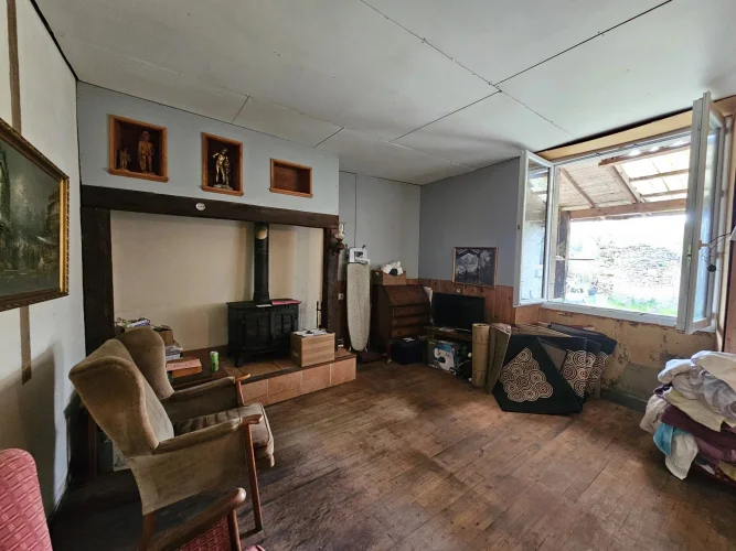 Village Centre Village Property with Renovation Potential