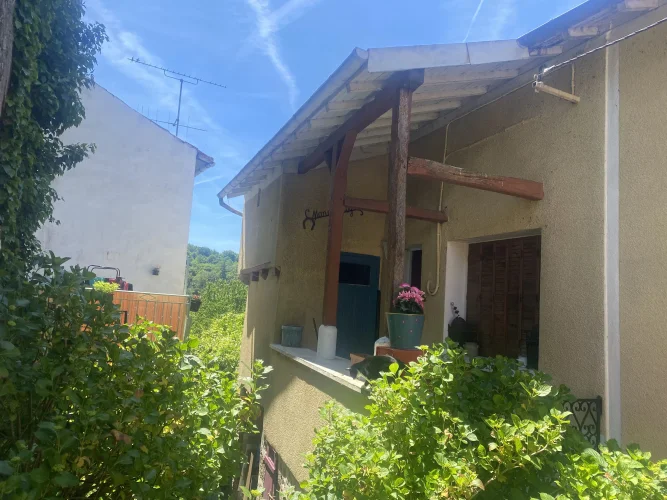Cute House and a Beautiful Setting in Chateauponsac