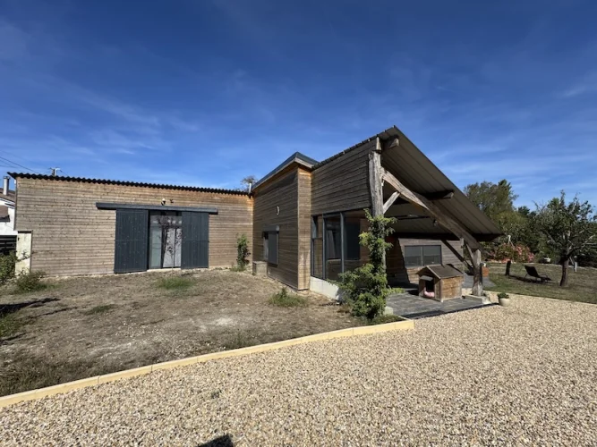 Detached house with land and lake