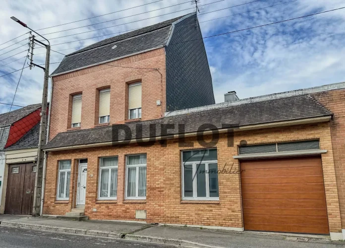 Large Atypical Semi-Detached House with 2 Large Attached Garages and Superb Exterior