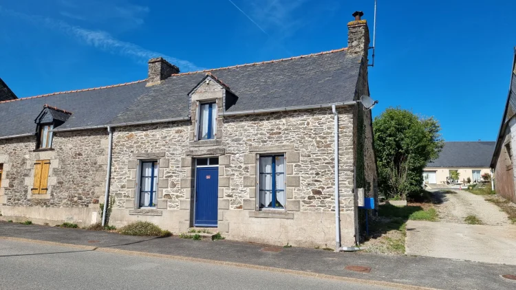 Morbihan, Near Rohan, Charming 2-Bed End-Terrace Home, Ideal First Home or Holiday Getaway, Fully Furnished
