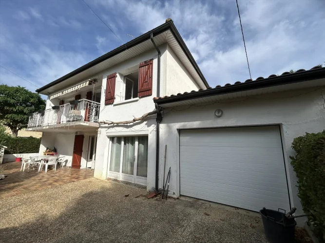 Exclusive Real Estate in Gascogne! 137 m² Livable House with 6 Bedrooms in Pessan.