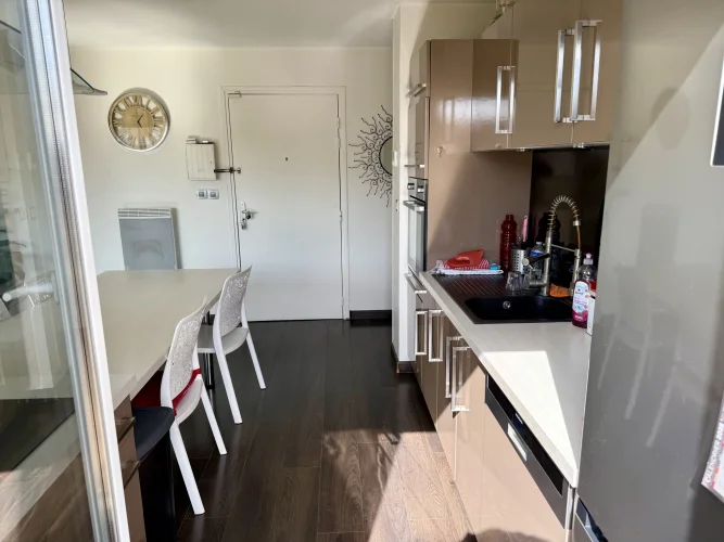 Lyon 8 Border, 4-Room Apartment, Top Floor with Terrace and Secure Parking photo 3