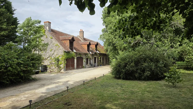 Spacious 4-Bedroom Country House with 1 Hectare, Double Garage and Pond - Habitable Project with Excellent Potential photo 3