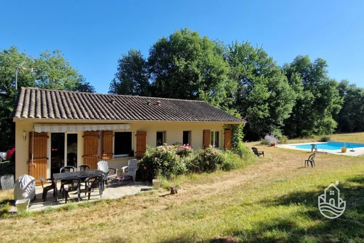 3 Bed Bungalow with Swimming Pool and Garden - Le Bugue