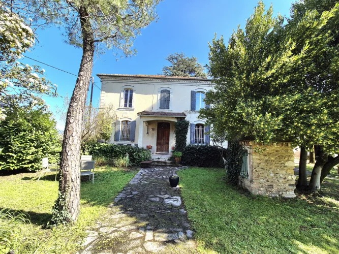 Family Home with Outbuildings and 1450 m² of Land