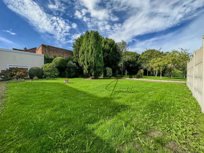 Large Atypical Semi-Detached House with 2 Large Attached Garages and Superb Exterior photo 3