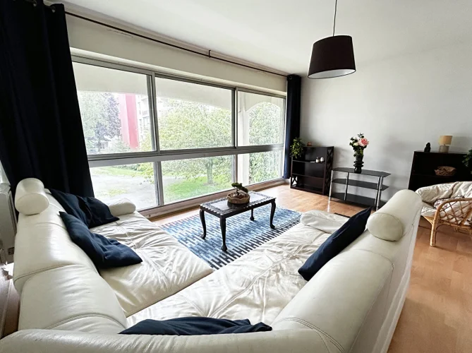 Finistère: Brest. Spacious, Furnished Three-Bedroom Apartment with Lift and Two Secure Parking Spaces. photo 3