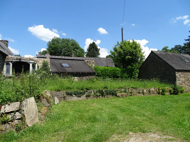Côtes-D'armor. Detached Stone Property for Renovation Near Saint-Nicolas-du-Pélem. photo 4