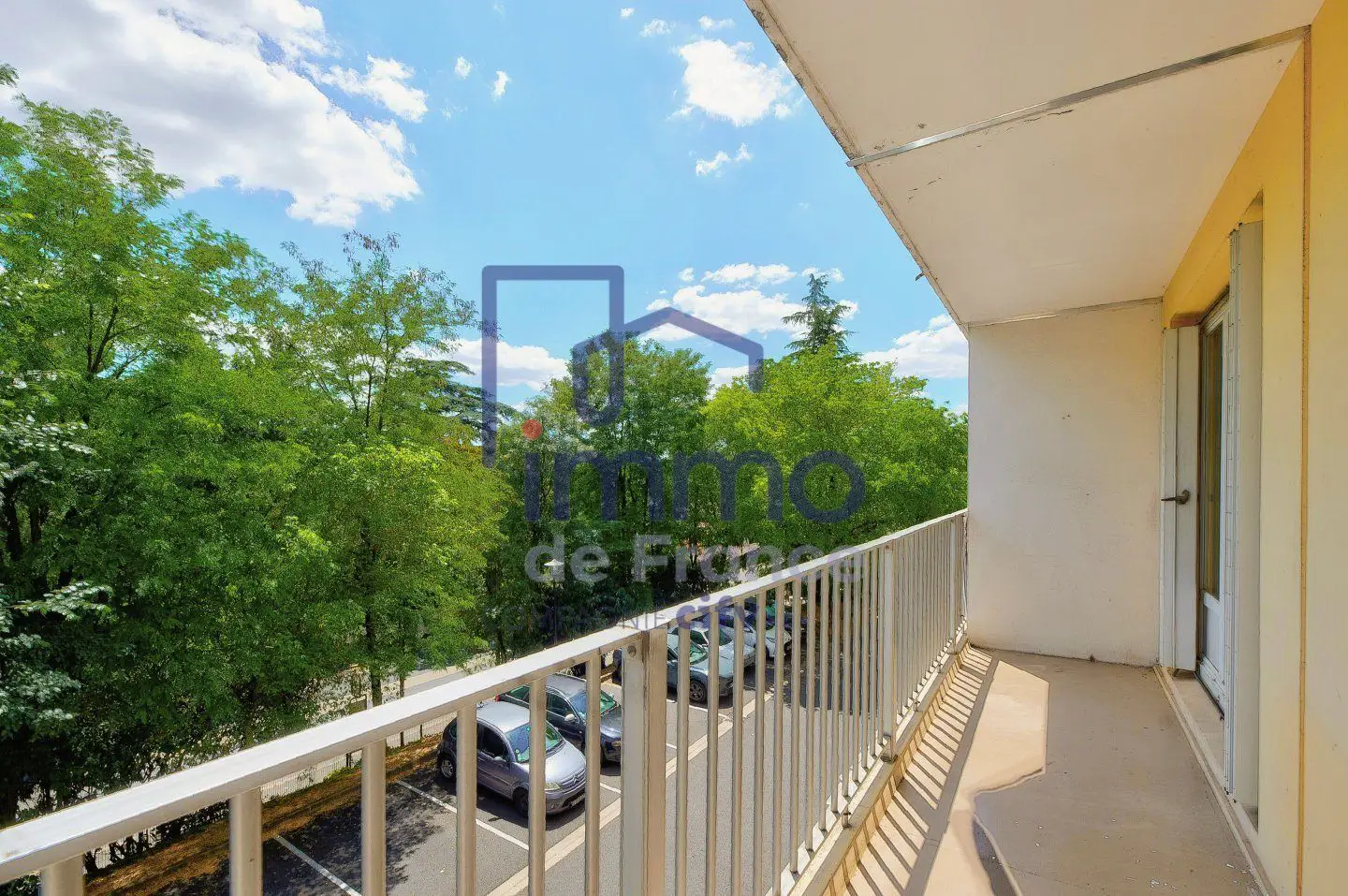 Apartment for sale in Neuville Sur Saone — 3 bedrooms, 81 m²